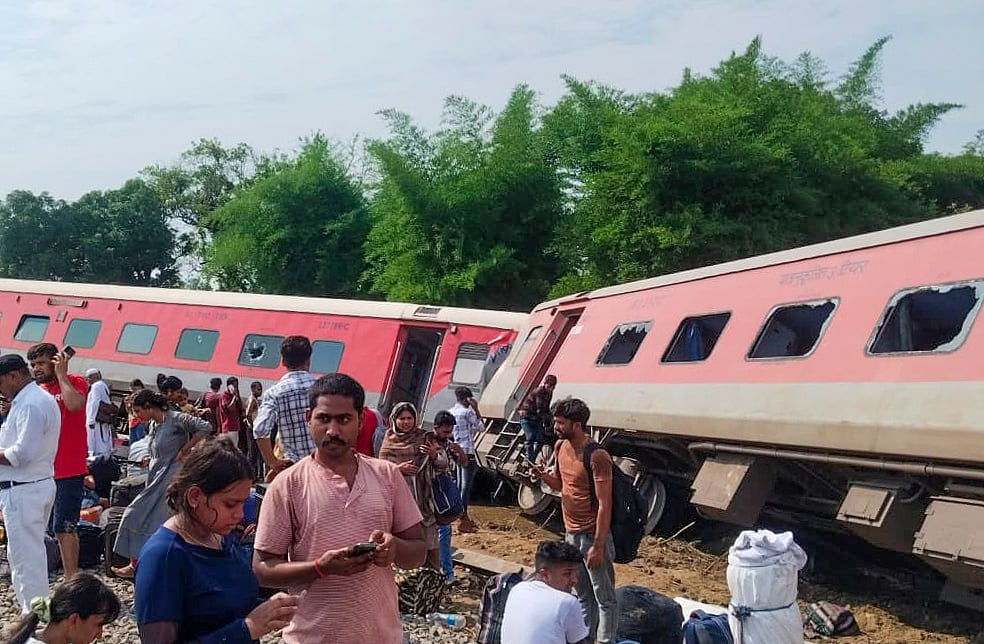 गोंडा रेल दुर्घटना: हर तरफ बदहवासी, अपनों को ढूंढ़ते नजर आए लोग