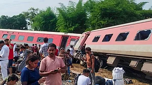 गोंडा रेल दुर्घटना: हर तरफ बदहवासी, अपनों को ढूंढ़ते नजर आए लोग