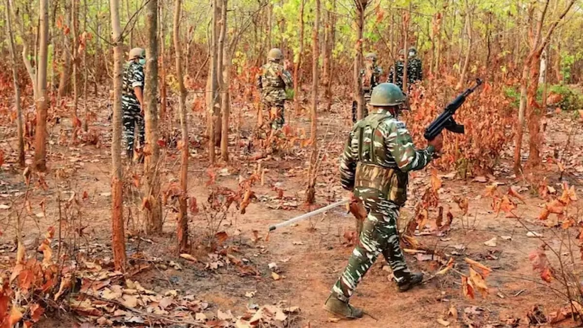 छत्तीसगढ़ के बीजापुर में नक्सलियों ने बारूदी सुरंग में किया धमाका, दो जवान शहीद, 4 घायल