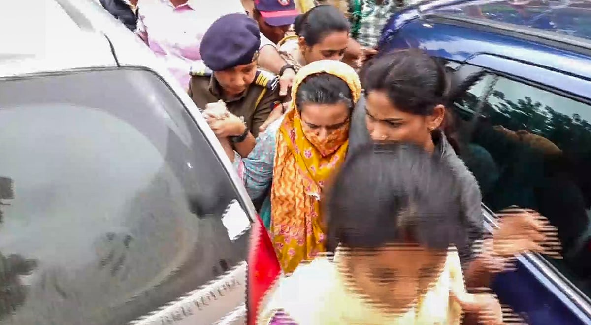 भूमि विवाद मामले में पूजा खेडकर की मां को 20 जुलाई तक पुलिस हिरासत में भेजा गया, बंदूक दिखाकर लोगों को धमकाने के आरोप 