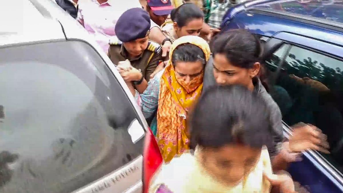 पूजा खेडकर की मां को ले जाते सुरक्षा अधिकारी।