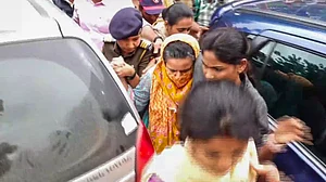 भूमि विवाद मामले में पूजा खेडकर की मां को 20 जुलाई तक पुलिस हिरासत में भेजा गया, बंदूक दिखाकर लोगों को धमकाने के आरोप