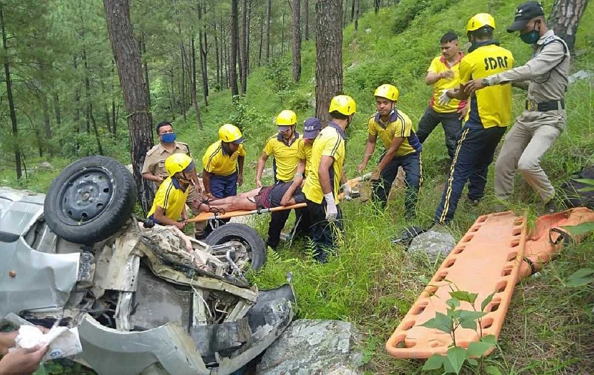 उत्तराखंड: रुद्रप्रयाग में कोटेश्वर के पास दर्दनाक सड़क हादसा, गहरी खाई में गिरी कार, 2 की मौत और 4 घायल