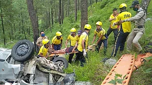 उत्तराखंड: रुद्रप्रयाग में कोटेश्वर के पास दर्दनाक सड़क हादसा, गहरी खाई में गिरी कार, 2 की मौत और 4 घायल