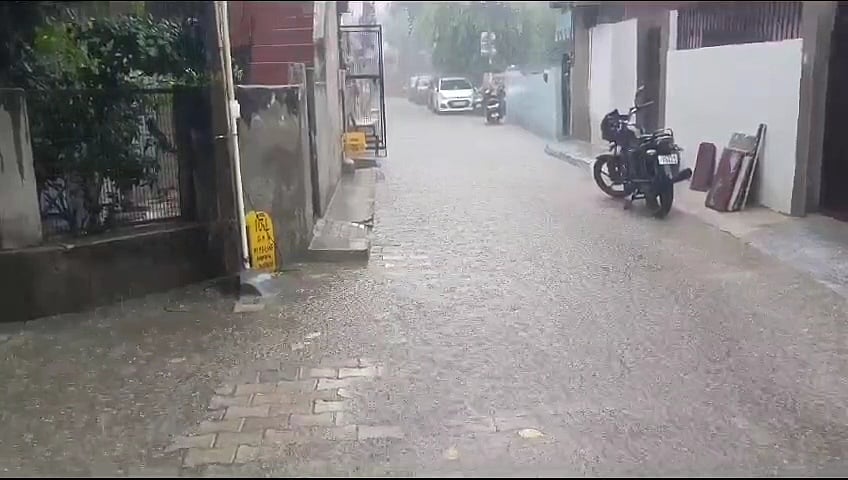 दिल्ली-एनसीआर में तीन दिन तक भारी बारिश का ऑरेंज अलर्ट, इतने डिग्री तक गिर सकता है तापमान