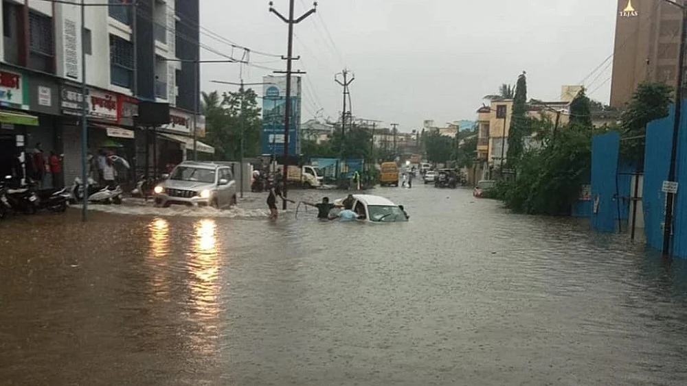 पुणे में भारी बारिश का कहर, चार लोगों की मौत, कई इलाकों में भरा पानी, बचाव के लिए उतारी गई सेना की टीम