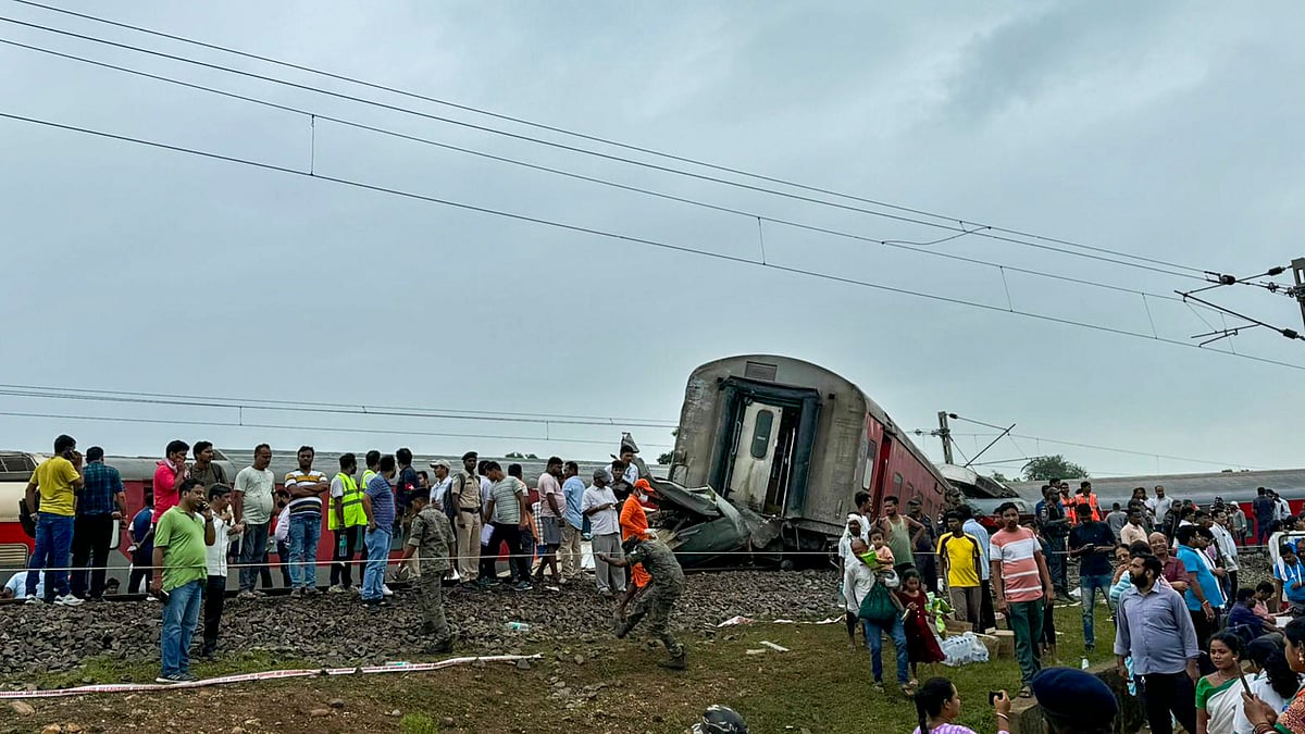 मुंबई-हावड़ा मेल के कम से कम 18 डिब्बे पटरी से उतरे, 2 लोगों की मौत