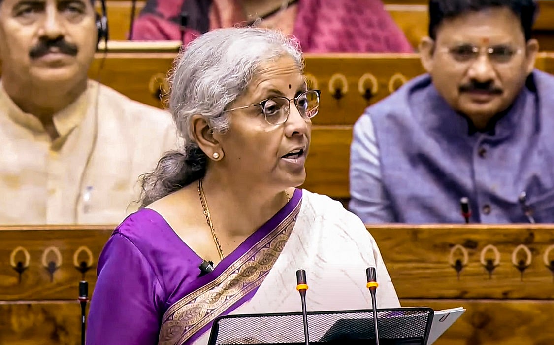 अर्थजगतः बजट घोषणा के बाद सेंसेक्स-निफ्टी गिरावट के साथ बंद और टाटा और एयरबस में  बड़ा समझौता