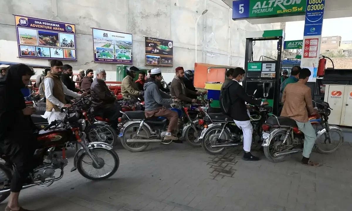दुनियाः पाकिस्तान में ईंधन की कीमत बढ़ाने पर सरकार पर भड़के लोग और नेपाल की प्रचंड  सरकार पर फिर संकट के बादल