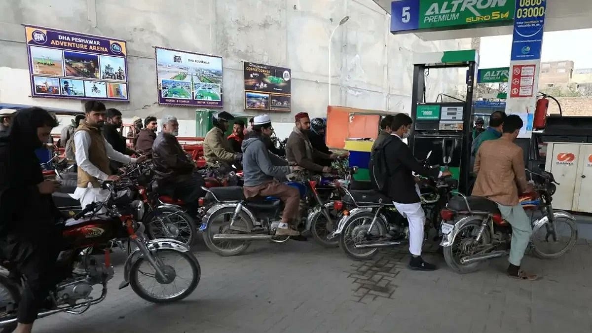 पाकिस्तान में ईंधन की कीमत बढ़ाने पर सरकार पर भड़के लोग