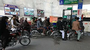 दुनियाः पाकिस्तान में ईंधन की कीमत बढ़ाने पर सरकार पर भड़के लोग और नेपाल की प्रचंड सरकार पर फिर संकट के बादल