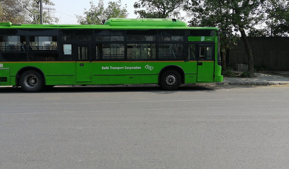 दिल्ली में हादसा, डीटीसी की बस पलटी, एक व्यक्ति घायल, कई लोग थे सवार