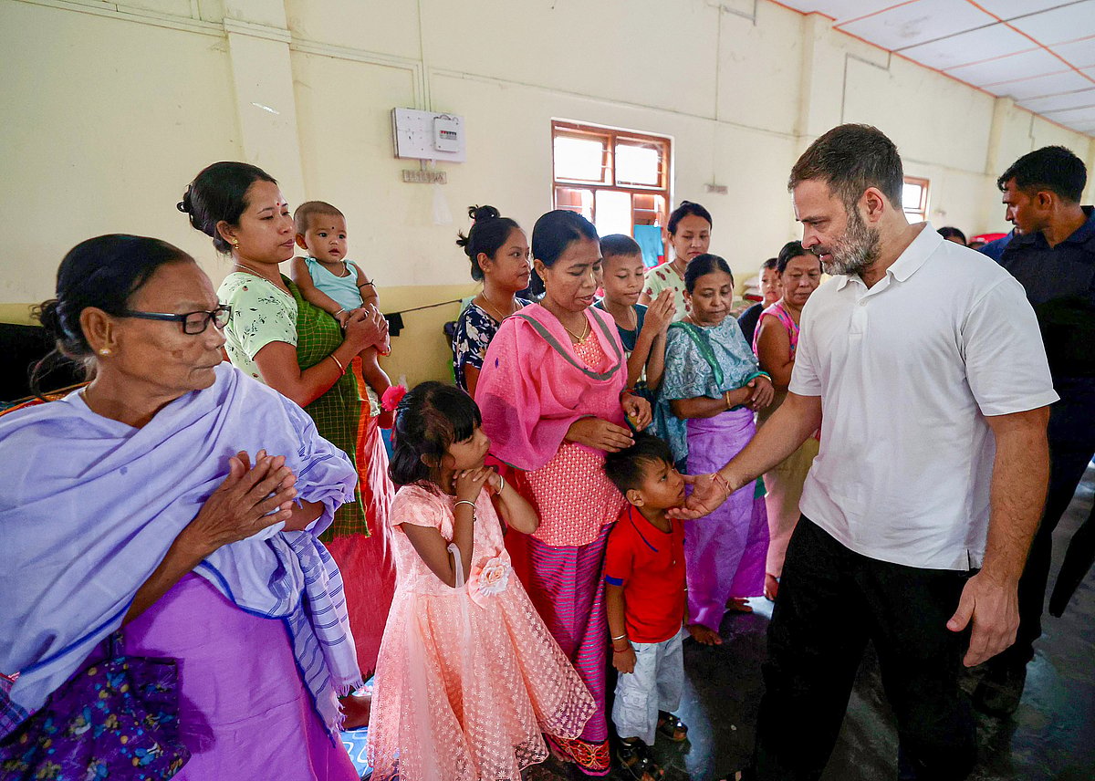 राहुल गांधी ने मणिपुर में राहत शिविरों का दौरा किया, जातीय हिंसा के पीड़ितों से बात की और उनकी समस्याएं सुनीं