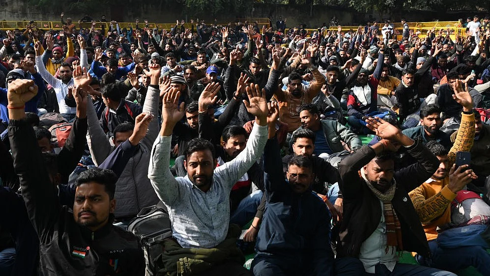 अग्निवीर योजना के खिलाफ देश के युवा और कई संगठन लगातार विरोध कर रहे हैं (फोटो : Getty Images)