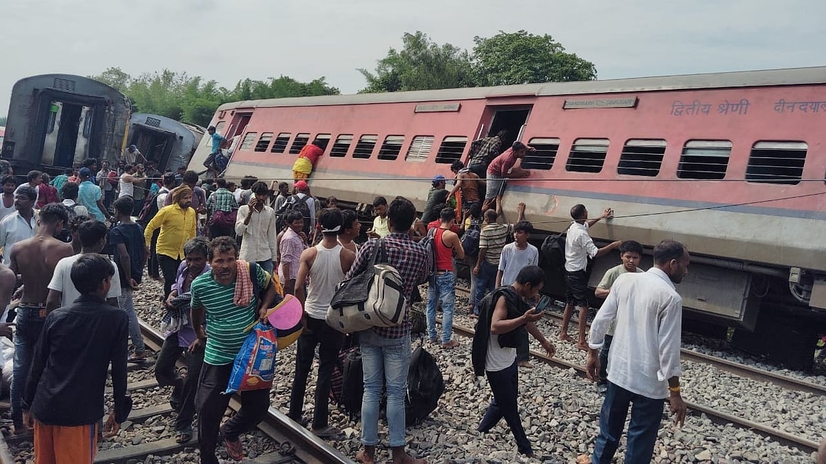 डिब्रूगढ़ एक्सप्रेस के कई डिब्बे पटरी से उतरे