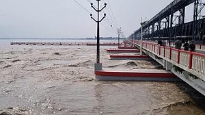 बिहार के कई जिलों में बाढ़ का खतरा, निचले इलाके डूबे! 44 साल बाद नेपाल ने कोसी बैराज के सभी 56 गेट खोले