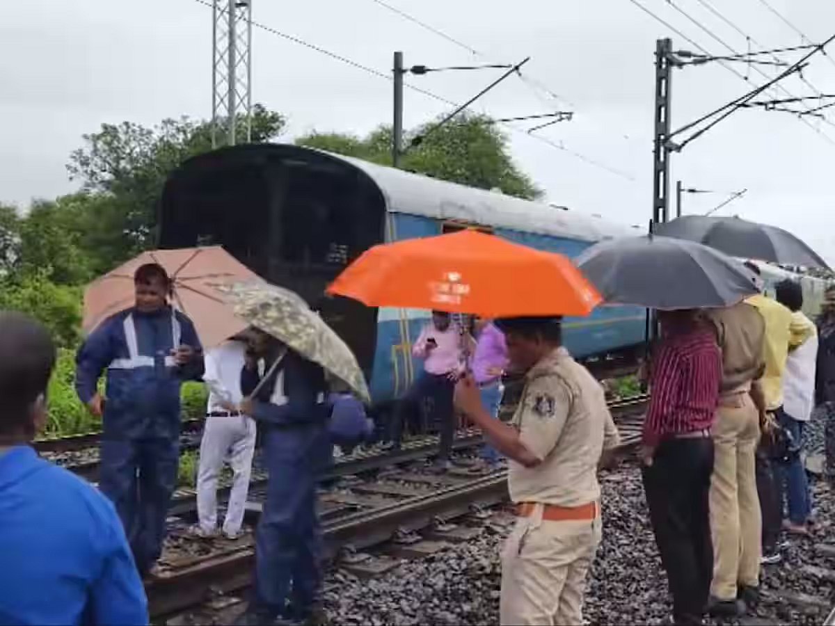 19 जुलाई को गुजरात के वलसाड में ट्रेन हादसा हुआ।