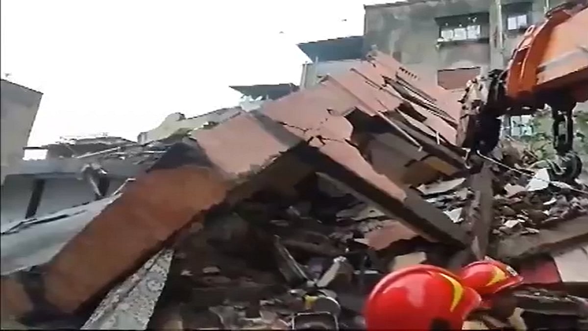 नवी मुंबई में ढही तीन मंजिला इमारत, 52 लोग सुरक्षित निकले, 2 लोग मलबे में अभी भी फंसे, 2 अस्पताल में भर्ती