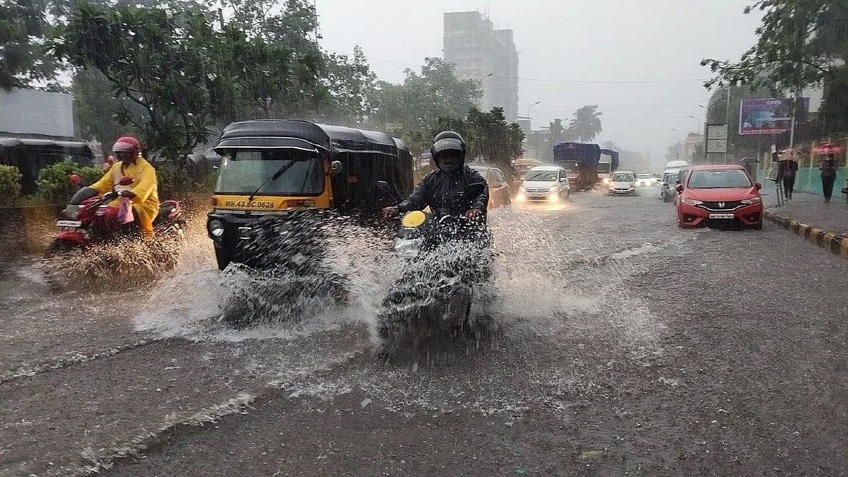 मुंबई में भारी बारिश से कई इलाकों में जलभराव, लोगों की बढ़ी मुश्किलें