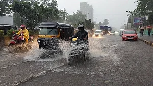 मुंबई में भारी बारिश से कई इलाकों में जलभराव, लोगों की बढ़ी मुश्किलें