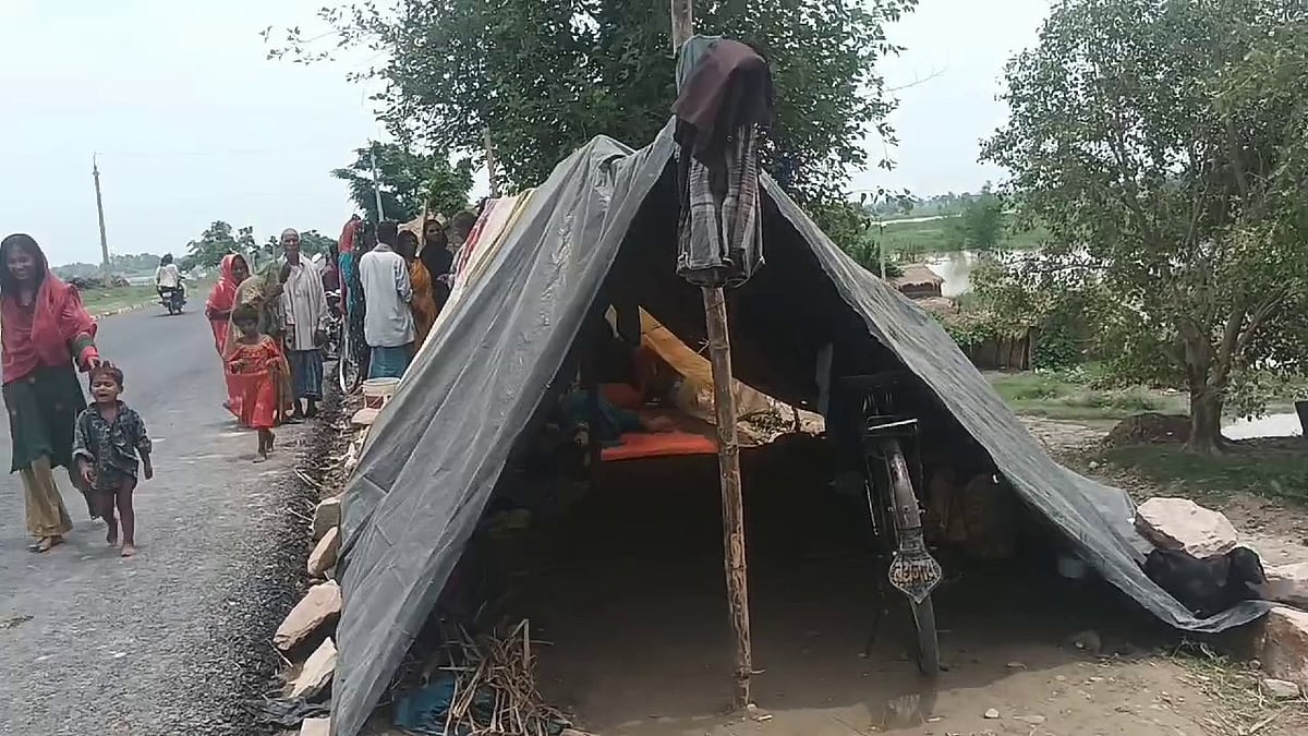 बिहार के बगहा में बाढ़ से बिगड़े हालात, लोग सड़कों पर रहने को मजबूर, पिछले 4 दिनों में हालात हुए बदतर