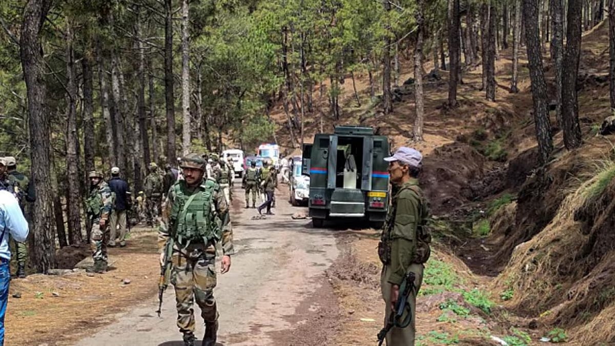 जम्मू-कश्मीर के कुलगाम में चल रहे मुठभेड़ में 4 आतंकवादी मारे गए, दो जवान शहीद, ऑपरेशन जारी