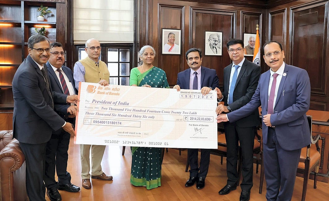 अर्थजगतः चार सरकारी बैंक ने सरकार को 6481 करोड़ रुपये का लाभांश दिया और रिकॉर्ड स्तर से नीचे फिसला सेंसेक्स