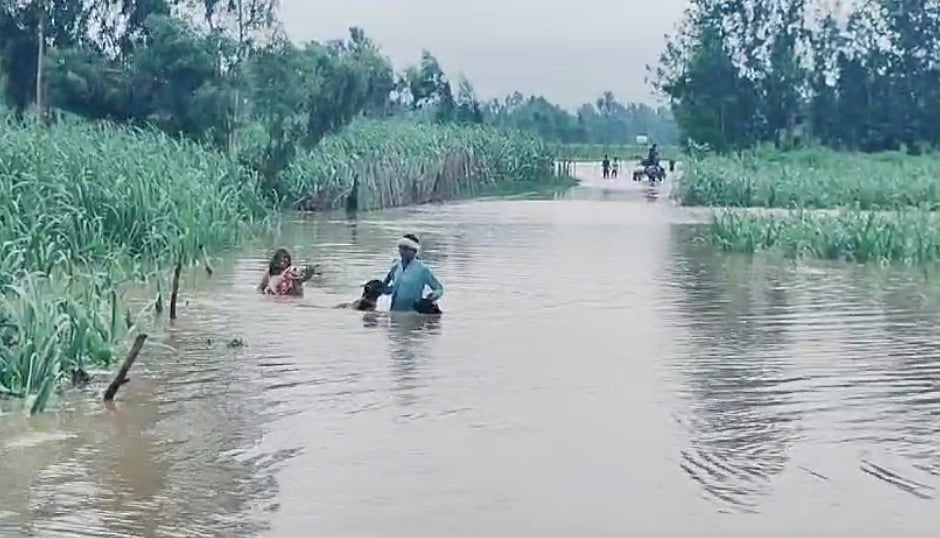 यूपी के अमरोहा में गंगा ने दिखाया रौद्र रूप! गांवों में भरा पानी, बाढ़ जैसे हालात, लोग बेहाल