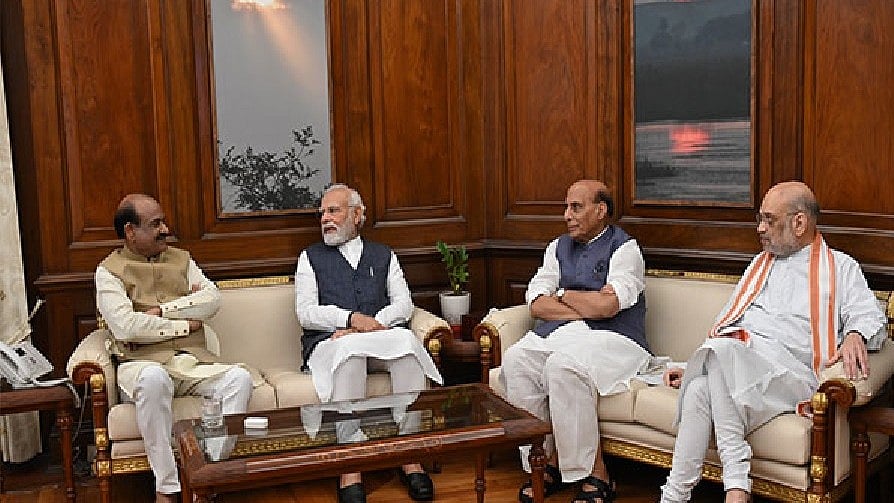लोकसभा अध्यक्ष ओम बिरला प्रधानमंत्री नरेंद्र मोदी, गृहमंत्री अमित शाह और रक्षा मंत्री राजनाथ सिंह के साथ (फाइल फोटो)