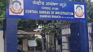 नीट पेपर लीक केस की जांच में धनबाद पहुंची CBI की टीम, तालाब से बरामद किए मोबाइल फोन