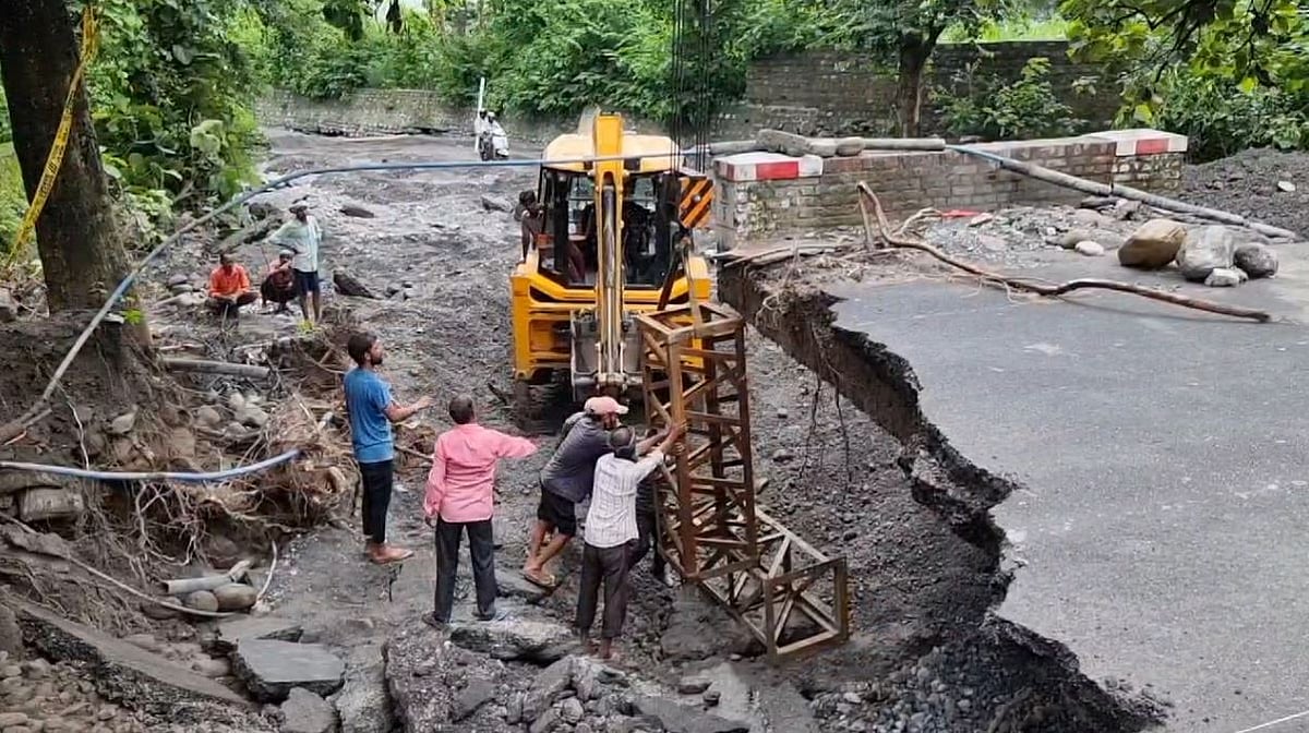 नैनीताल में भारी बारिश से बहा सड़क का बड़ा हिस्सा, देहरादून को कुमाऊं से जोड़ने वाला मार्ग बंद 