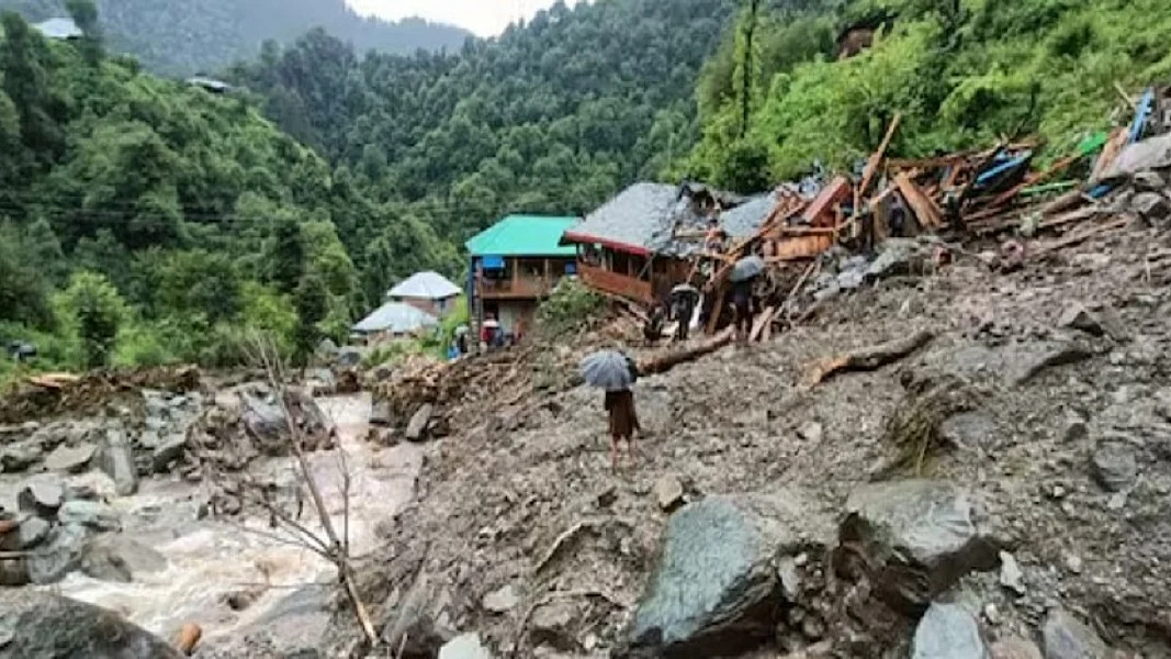 हिमाचल प्रदेश के समेज में बादल फटने से 6 छात्र बहे, स्कूल का भवन मलबे में तब्दील
