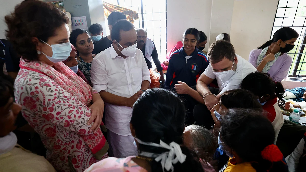 राहुल गांधी और प्रियंका गांधी वायनाड लैंडस्लाइड पीड़ितों से मिले।