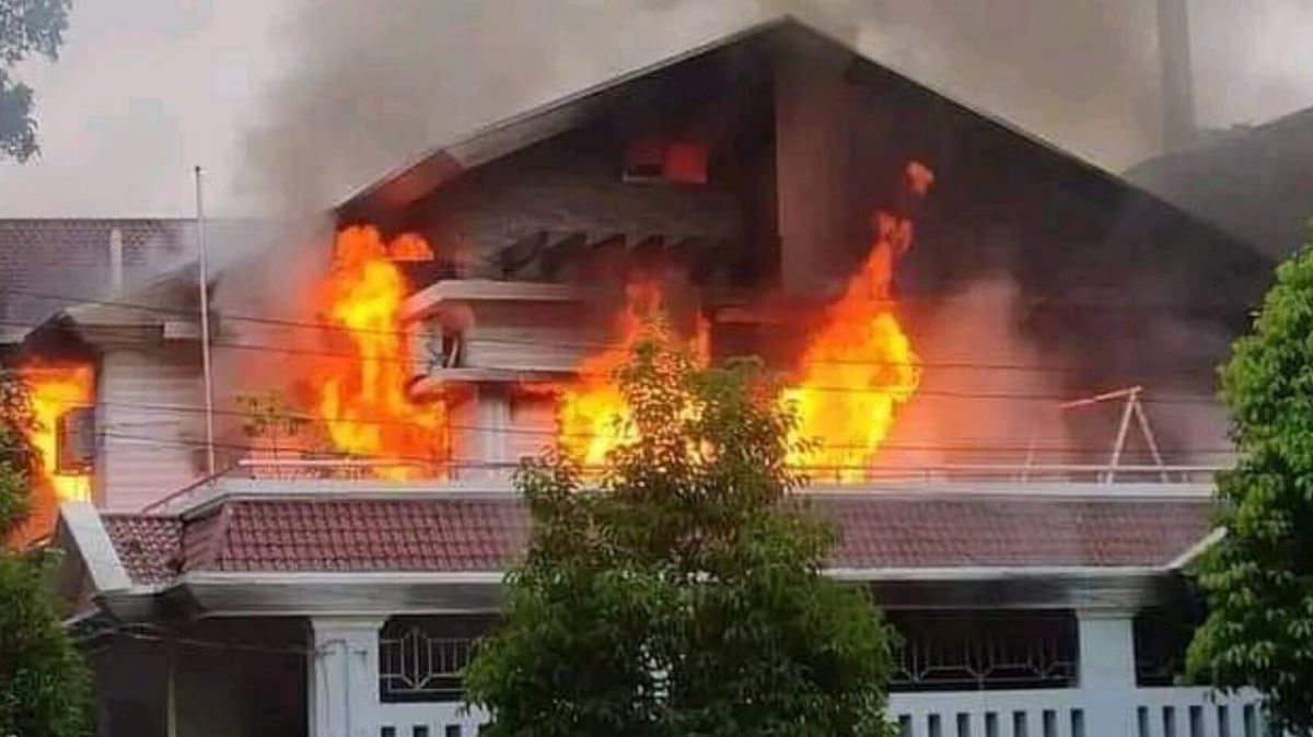 बांग्लादेश में प्रदर्शनकारियों ने पूर्व कप्तान मशरफे मुर्तजा के घर में लगाई आग