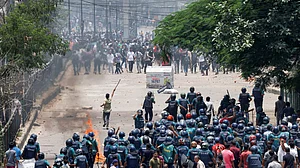 तेजी से अव्यवस्था और अराजकता की ओर बढ़ रहा बांग्लादेश, छात्रों ने लगाई मदद की गुहार, पत्रकारों ने की ये अपील
