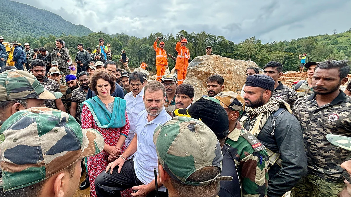 वायना़ड में हालात का जायजा लेते राहुल गांधी और प्रियंका गांधी