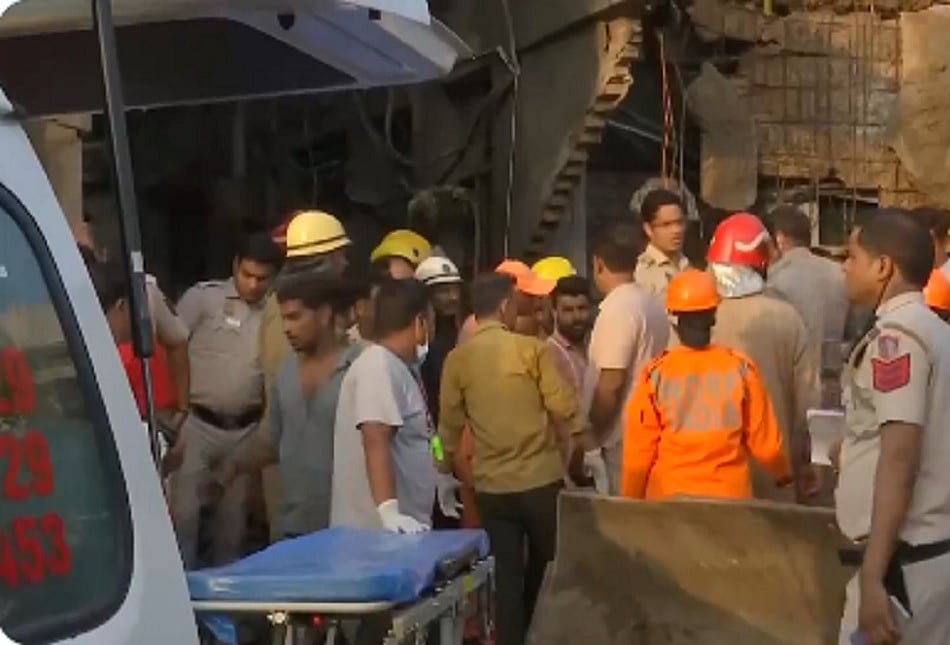 दिल्ली के जहांगीरपुरी में इमारत का हिस्सा ढहा, तीन लोगों की दबकर मौत, 4 लोग गंभीर रूप से घायल