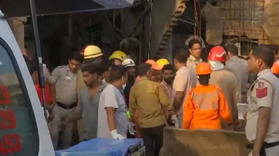 दिल्ली के जहांगीरपुरी में इमारत का हिस्सा ढहा, 3 लोगों की दबकर मौत, 4 गंभीर रूप से घायल