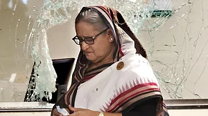 संकट के बीच बांग्लादेश छोड़ दिल्ली पहुंचीं शेख हसीना