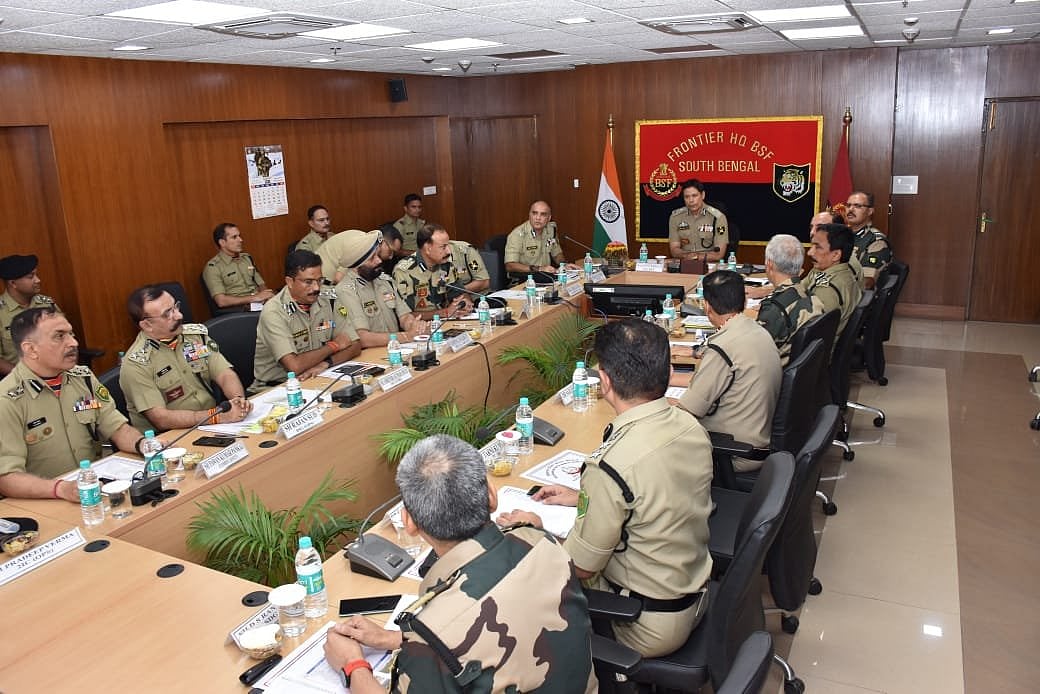 BSF ने बांग्लादेश से लगी सीमा पर ‘हाई अलर्ट’ जारी किया, महानिदेशक ने अग्रिम मोर्चे का दौरा किया