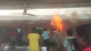 अब विशाखापट्टनम स्टेशन पर रेल हादसा, यात्री ट्रेन के कई कोच में लगी आग, एक बोगी जलकर खाक, कोई हताहत नहीं