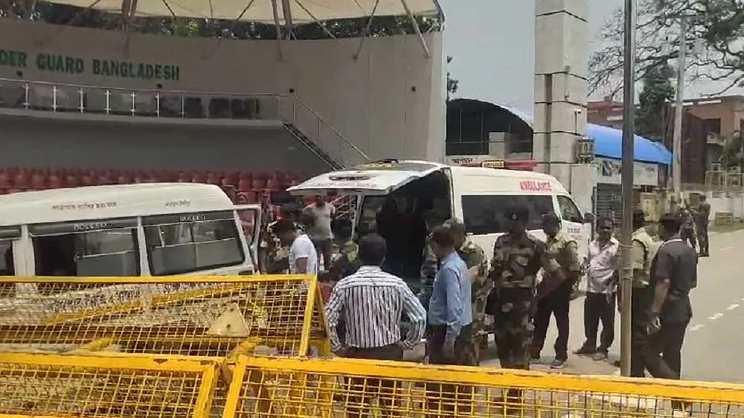 बांग्लादेश में अवामी लीग के नेता के होटल में आगजनी, दो भारतीय नागरिक गंभीर रूप से घायल, देश लाया गया