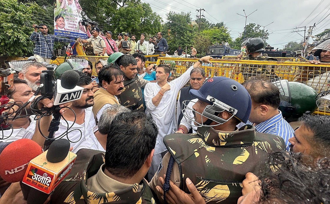 मध्य प्रदेशः इंदौर नगर निगम घोटाले के खिलाफ कांग्रेस का जोरदार प्रदर्शन, पुलिस ने किया बल प्रयोग