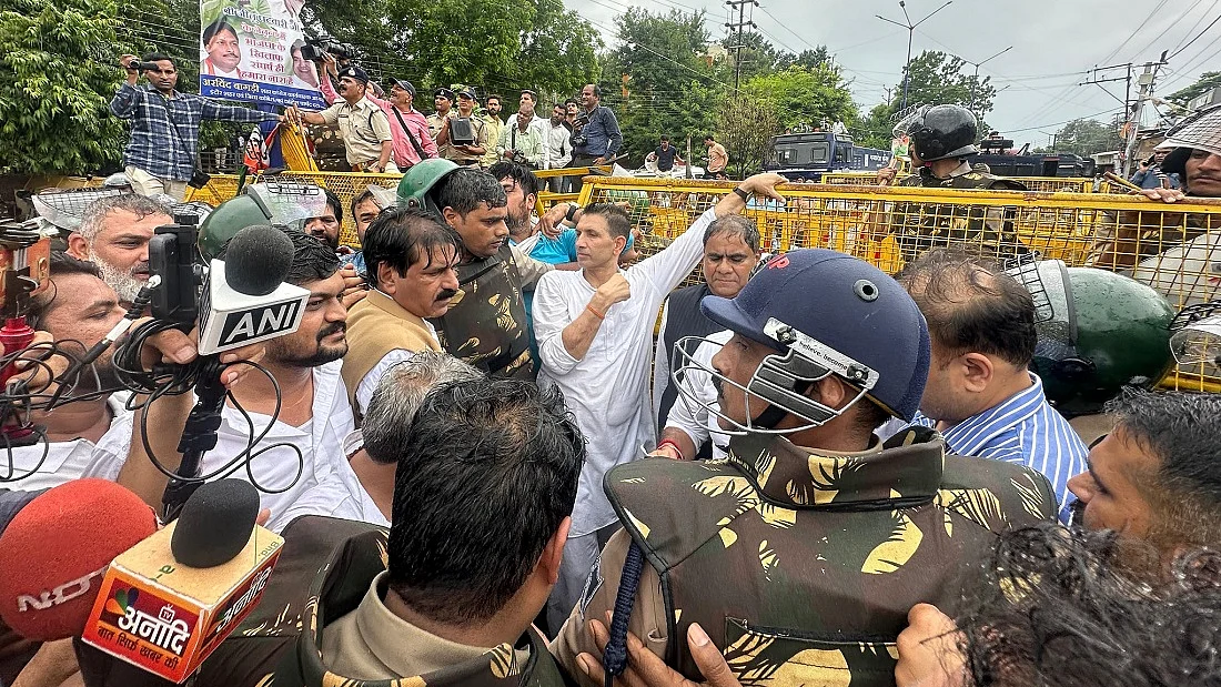 इंदौर नगर निगम घोटाले के खिलाफ कांग्रेस का जोरदार प्रदर्शन, पुलिस के बल प्रयोग में कार्यकर्ता घायल