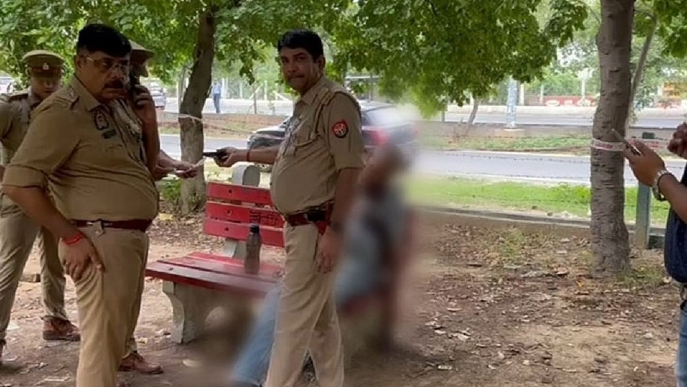 ग्रेटर नोएडा में गृह मंत्रालय के रिटायर्ड अधिकारी की दिनदहाड़े गोली मारकर हत्या, पुलिस जांच में जुटी