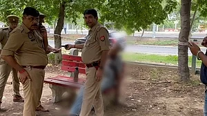 ग्रेटर नोएडा में गृह मंत्रालय के रिटायर्ड अधिकारी की दिनदहाड़े गोली मारकर हत्या, पुलिस जांच में जुटी
