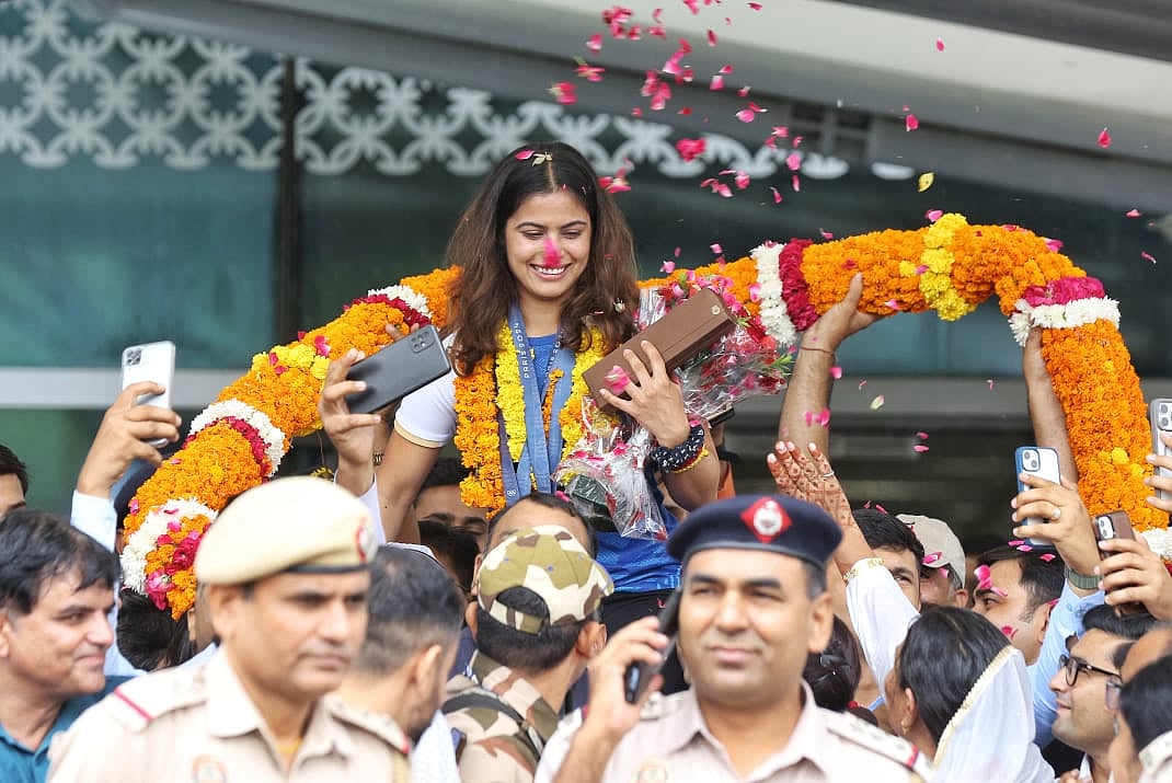 दिल्ली एय़रपोर्ट पर मनु भाकर का  सैकड़ों समर्थकों और उनके परिजनों ने भव्य स्वागत किया।