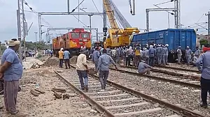 फिर बेपटरी हुई ट्रेन, भिवानी में ट्रैक पर सांड के आने से पटरी से उतरी मालगाड़ी, बड़ा हादसा टला
