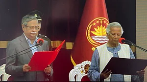 बड़ी खबर LIVE: बांग्लादेश में अंतरिम सरकार का गठन, अर्थशास्त्री मोहम्मद यूनुस ने प्रमुख के रूप में ली शपथ