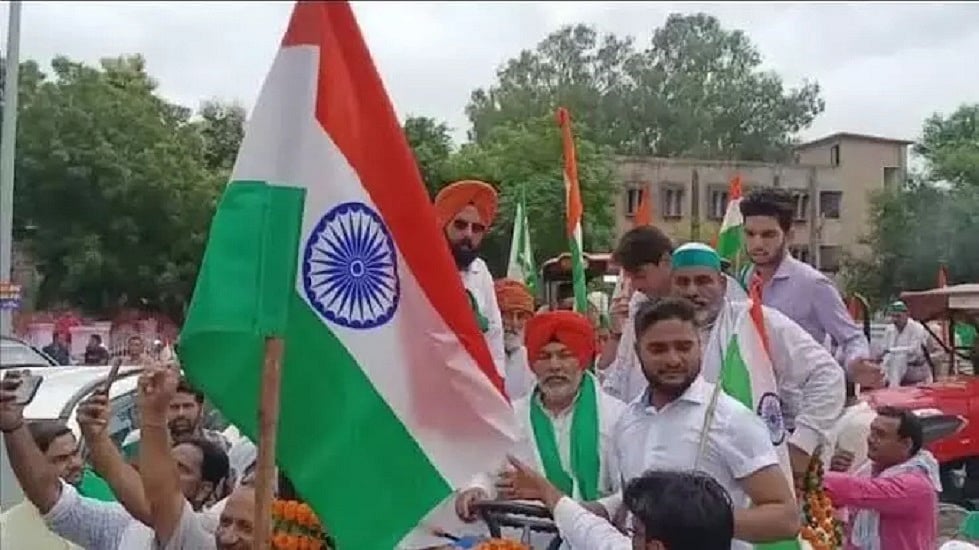 मुजफ्फरनगर में किसान यूनियन ने निकाली ट्रैक्टर तिरंगा यात्रा, राकेश टिकैत बोले- ये सरकार के खिलाफ मुक्ति अभियान